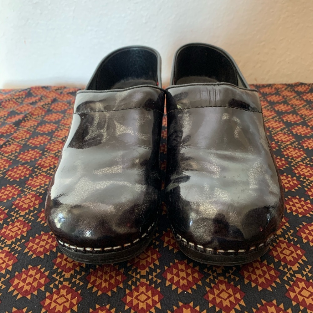 sanita clogs